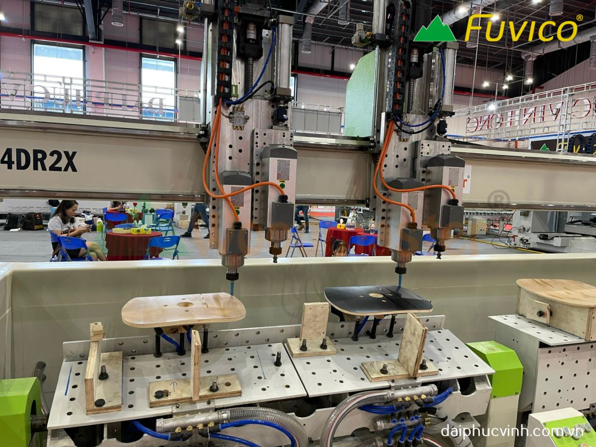Máy CNC 3D 4 Axis 2 2 bàn 2 trục dao cắt ván ép cong Plywood 9343